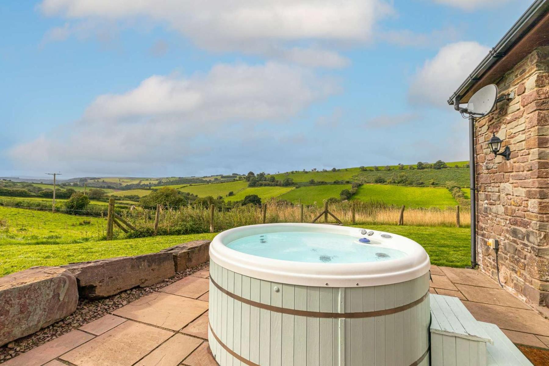 Hilltop View With Hot Tub Brecon Bagian luar foto